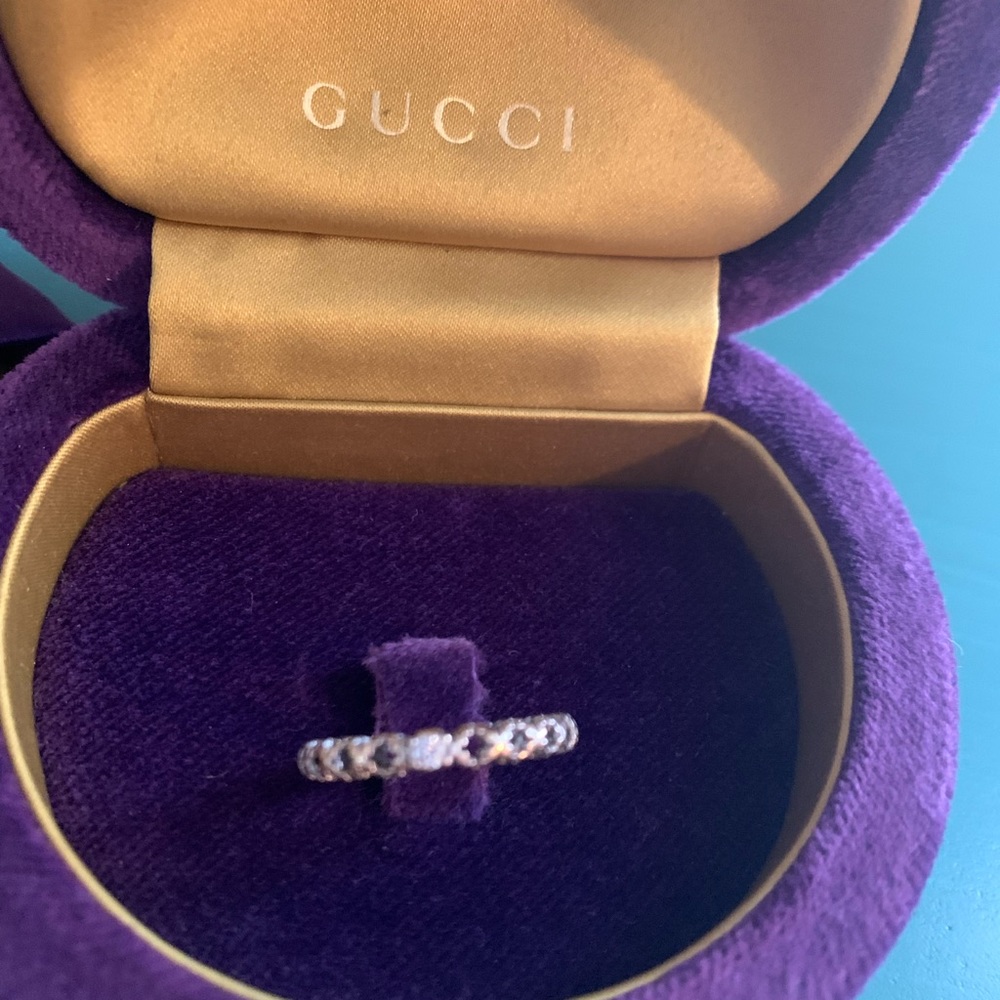 Gucci white gold ring with diamond